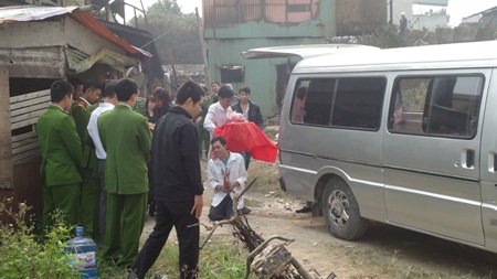 Thi thể cháu bé được đưa về quê an táng