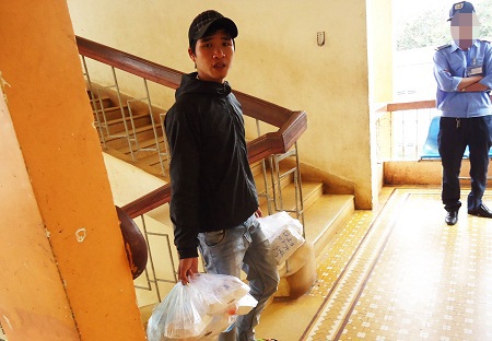 “Cò” bán cơm vào bệnh viện đe dọa bác sĩ, “ép” bệnh nhân - 1 “Cò” bán cơm vào bệnh viện đe dọa bác sĩ, “ép” bệnh nhân