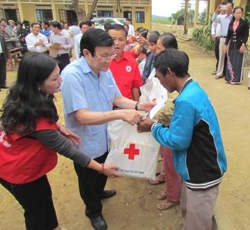 Chủ tịch nước tặng quà cho người dân vùng lũ