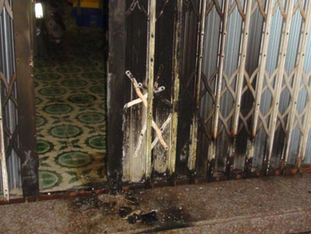 Cửa sắt nhà anh Cường bị cháy đen.