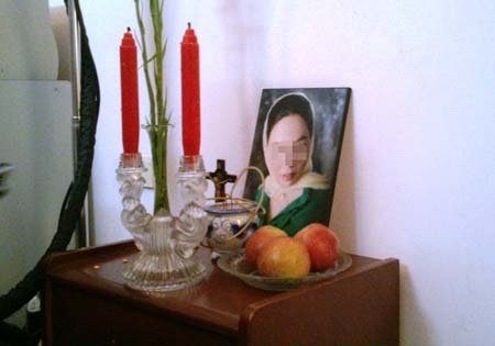 “Hoa khôi xứ Thanh” tự lập bàn thờ cho mình trước khi quyên sinh - 1 Chị L. tự lập bàn thờ cho mình trước khi chết