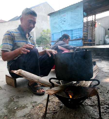 Ông Hào và bữa cơm nấu ở góc sân.