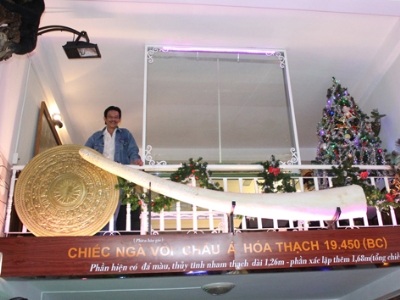 Chủ nhân ngà voi cổ hóa thạch giá 2 triệu USD - 2 Ngà voi phục dựng dài 2,94m.