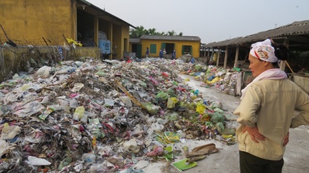 Núi rác giữa thị trấn. Dân ngơ ngác không hiểu công nhân môi trường đô thị đi đâu?
