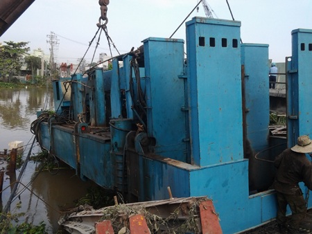 Ba cần cẩu cùng hợp sức “giải cứu” rô bốt ép cọc - 1 Cận cảnh rô bốt ép cọc siêu trọng đang nằm dưới sông