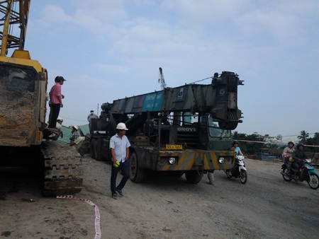 Ba cần cẩu cùng hợp sức “giải cứu” rô bốt ép cọc - 2 Điều thêm cần cẩu tới giúp sức