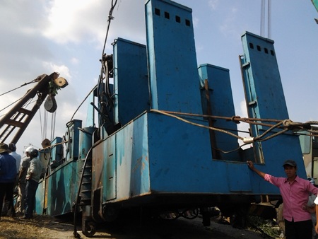 Vụ trục vớt xe tải: Một nửa rô bốt ép cọc đã lên bờ - 2 Sau rất nhiều nỗ lực, một phần của rô bốt ép cọc đã được kéo lên bờ.