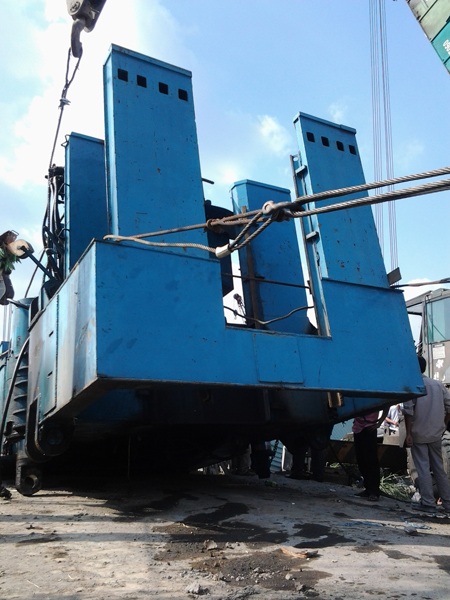 Vụ trục vớt xe tải: Một nửa rô bốt ép cọc đã lên bờ - 1 Vụ trục vớt xe tải: Một nửa rô bốt ép cọc đã lên bờ