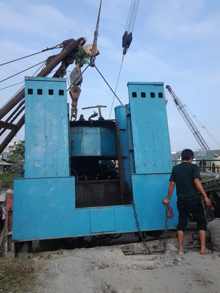Ba cần cẩu cùng hợp sức “giải cứu” rô bốt ép cọc - 3 Ba cần cẩu cùng hợp sức cẩu rô bốt ép cọc.