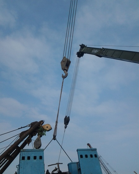 Ba cần cẩu cùng hợp sức “giải cứu” rô bốt ép cọc - 4 Ba cần cẩu cùng hợp sức cẩu rô bốt ép cọc.