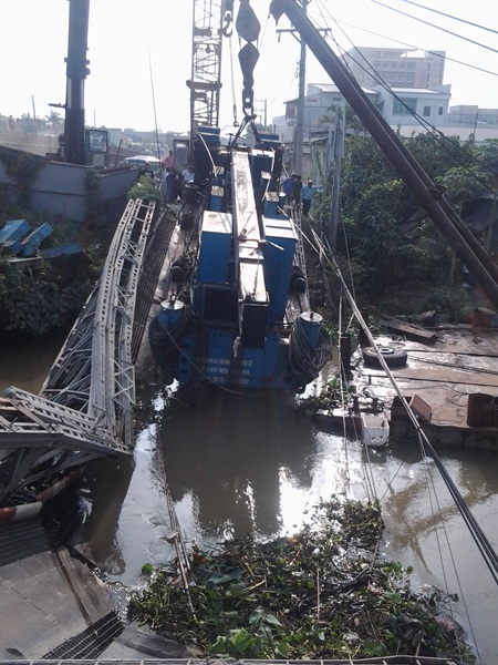 Ba cần cẩu cùng hợp sức “giải cứu” rô bốt ép cọc - 5 Ba cần cẩu cùng hợp sức cẩu rô bốt ép cọc.