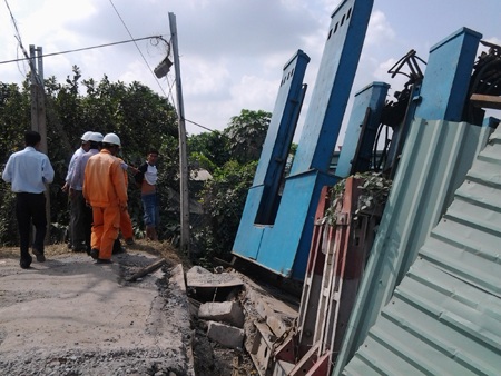 Ba cần cẩu cùng hợp sức “giải cứu” rô bốt ép cọc - 6 Rô bốt ép cọc đã được kéo sát vào bờ nhưng vẫn chưa thể đưa lên trên