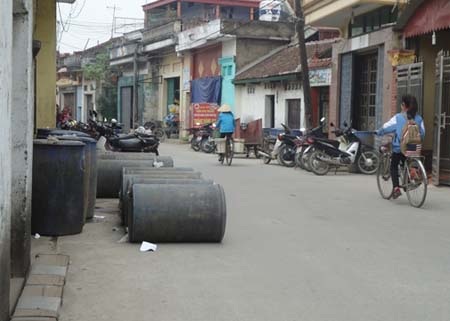 Những thùng phuy dùng để đựng rượu nằm lăn lóc rất nhiều dọc con đường chính của làng Đại Lâm