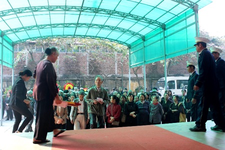 Rất đông người dân đến chia buồn với gia đình.