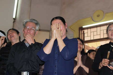 Vụ bác sĩ ném xác: Gia đình nạn nhân làm lễ phát tang