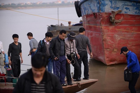 Giáo sư Vũ Văn Bằng đang sử dụng máy địa bức xạ để tìm kiếm xác nạn nhân. (Ảnh: Tiến Mạnh)