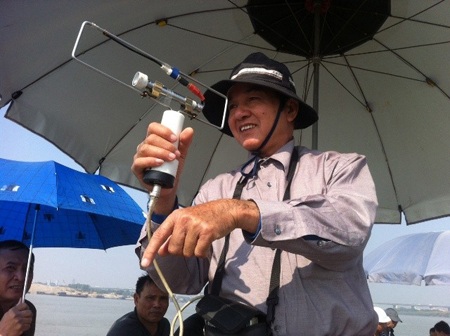 Vụ bác sĩ ném xác: Dựa vào xương cốt, tia từ tìm xác chị Huyền - 2 Giáo sư Vũ Văn Bằng đang sử dụng máy địa bức xạ để tìm kiếm xác nạn nhân. (Ảnh: Tiến Mạnh)