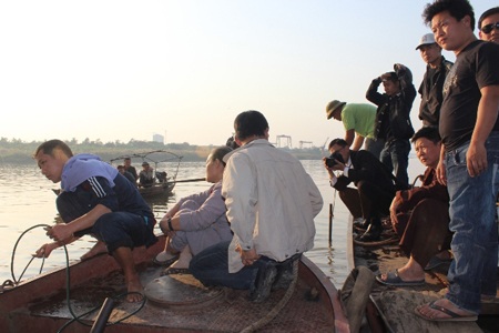 Vụ bác sĩ ném xác: Hút cát dưới lòng sông tìm thi thể nạn nhân