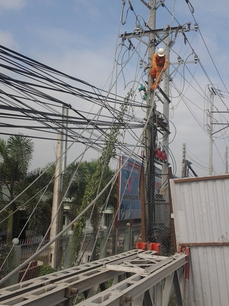 Ráo riết chuẩn bị trục vớt xe tải 60 tấn gây sập cầu - 1 Ngành điện lực tháo dỡ dây điện để chuẩn bị cho công tác trục vớt