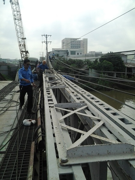Ráo riết chuẩn bị trục vớt xe tải 60 tấn gây sập cầu - 4 Ráo riết chuẩn bị trục vớt xe tải 60 tấn gây sập cầu