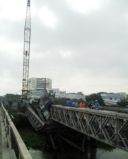 Ráo riết chuẩn bị trục vớt xe tải 60 tấn gây sập cầu - 5 Ráo riết chuẩn bị trục vớt xe tải 60 tấn gây sập cầu
