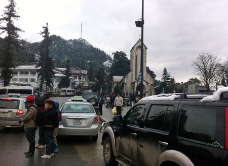 Tuyết phủ dày gần 10cm, nhiều phương tiện nằm chờ tuyết tan