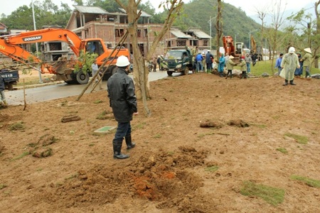 Lại vỡ đường ống nước sạch, hàng vạn hộ dân nguy cơ mất nước - 2 Nhân lực và máy móc được điều đến khắc phục sự cố