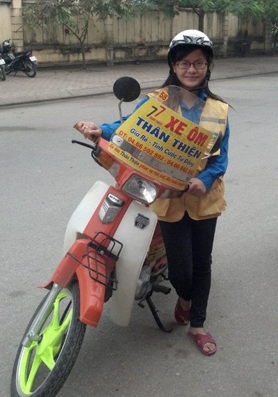 Nữ sinh “xe ôm” - 1 Đỗ Thị Lê Hoa đang chuẩn bị đi đón khách