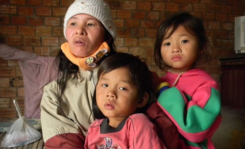 Phát hiện hàng xóm là “ma nữ”, nhiều năm âm thầm rạch mặt trẻ con - 2 Chị Phạm Thị Giỏi đau đớn ôm cháu Tiến và con gái