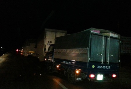 Các phương tiện nằm chờ giữa đêm khuya (Ảnh: Thu Hằng)