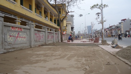 Các khoang của bức tường đã kín những cái tên “lạ”.