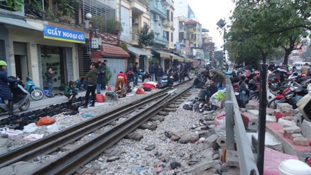 Chợ vỉa hè tấp nập