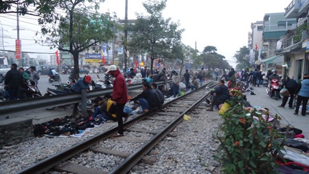 Người mua kẻ bán đứng ngồi đầy đường ray