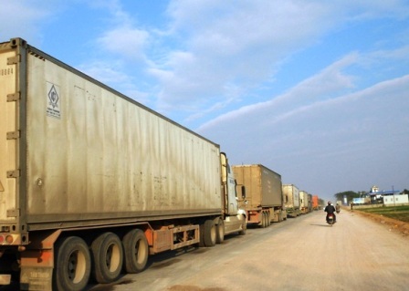 Khoảng 8h sáng nay, dòng xe vẫn nối dài (Ảnh: Duy Tuyên)