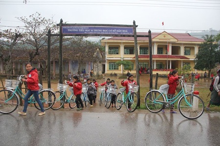 Xe đạp mới và áo ấm đến trường