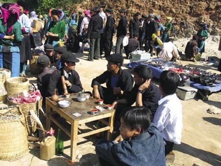 Những người đàn bà đi sau lưng ngựa