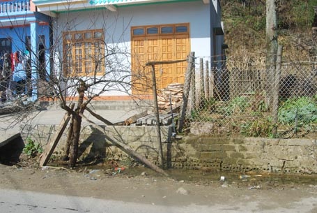 Chợ hoa đào Sa Pa nằm dọc quốc lộ 4D.