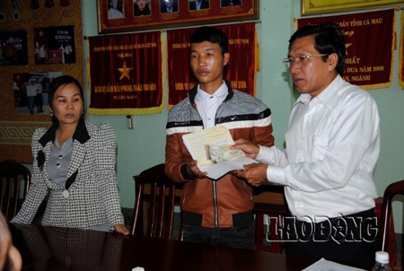 Đủ 18 tuổi, Hào Anh chính thức được tiếp nhận tiền ủng hộ của các nhà hảo tâm - 1 Ông Võ Hoàng Hiệp, Giám đốc Sở LĐ-TB&XH Cà Mau trao tiền tượng trưng cho Hào Anh.