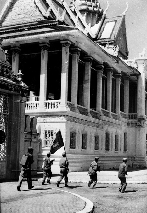 Lực lượng vũ trang cách mạng Campuchia tiến vào Hoàng cung giải phóng Phnom Penh.
