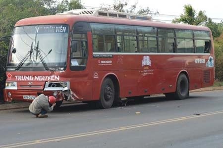 Chiếc xe Trung Nguyên đã kéo lê xe máy của nạn nhân gần 200m mới dừng lại.