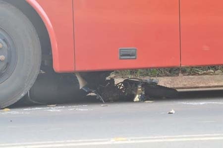 Chiếc xe Trung Nguyên đã kéo lê xe máy của nạn nhân gần 200m mới dừng lại.