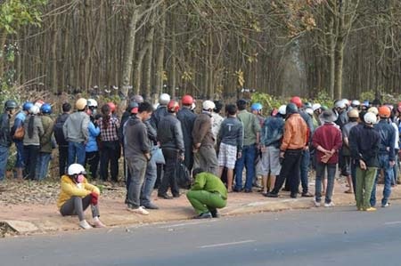 Lực lượng chức năng khám nghiệm hiện trường.