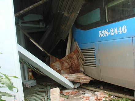 Xe khách nằm gọn trong nhà dân