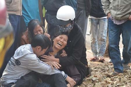 Mẹ anh Tài đau đớn nhận xác con.