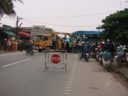 Điều động xe cứu hộ tới giải cứu 2 xe hư hỏng