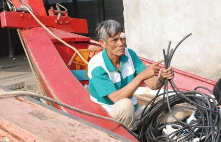 Ngư dân lại bị tấn công ở ngư trường Hoàng Sa - 1 Dây lặn bị bằm nát từng khúc. Ảnh: TM