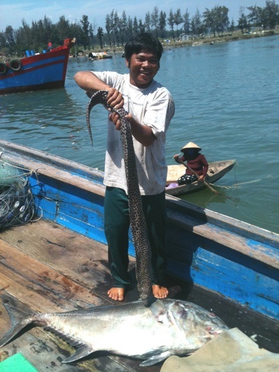 Ngư dân thu tiền tỷ từ lộc biển đầu năm - 1 Chuyến biển bội thu giúp đời sống ngư dân khấm khá hơn