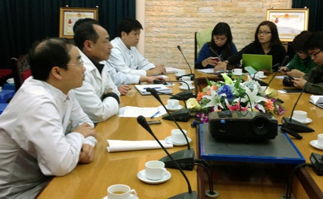 Bắt nghi can “cắt chân” một bệnh nhân trong viện Xanh Pôn - 2 Đại diện Bệnh viện Xanh-pôn thông tin tới các phóng viên về vụ cắt chân.
