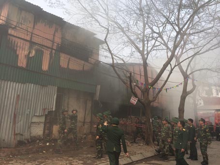 Hà Nội: Đang cháy lớn tại kho hàng rộng hàng ngàn m2