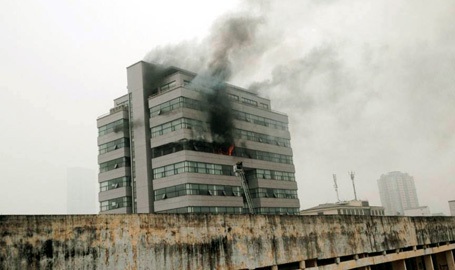 Cháy lớn tại giảng đường Đại học Ngoại thương Hà Nội - 3 Hiện chưa xác định có bao nhiêu giảng viên và sinh viên mắc kẹt trong đám cháy.